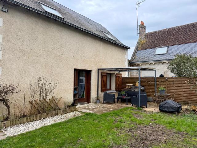 Maison d’habitation avec cour et garages