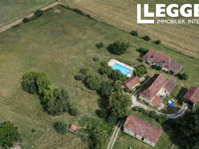 Maison d’habitation avec gîte, pool house, deux ateliers et deux séchoirs à tabac