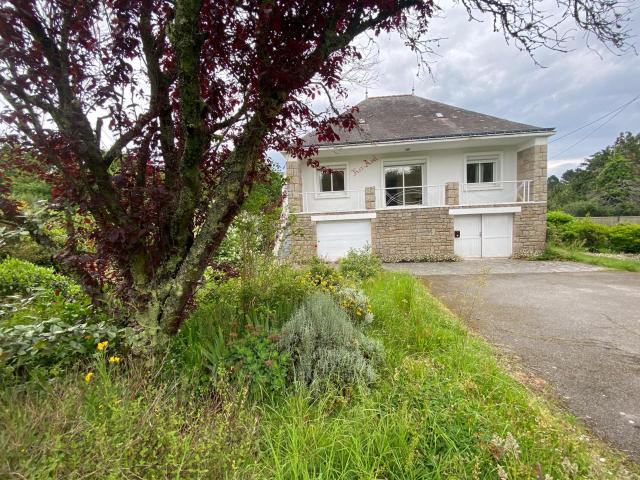 Maison d’habitation à rafraîchir avec terrain de 1 351 m2