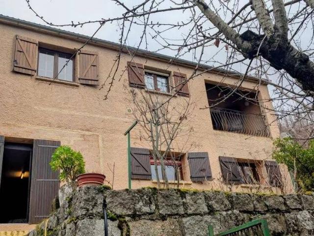 MAISON DANS UN VILLAGE ATYPIQUE DE L'EXTRÊME SUD