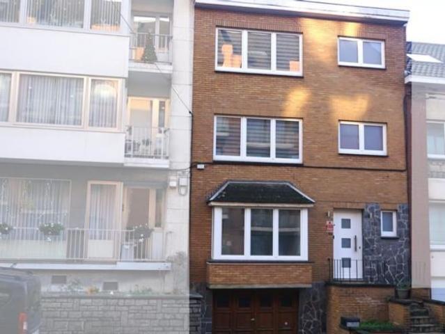 MAISON DANS UN BEAU QUARTIER AVEC JARDIN GARAGE 5 CH 2 SDB
