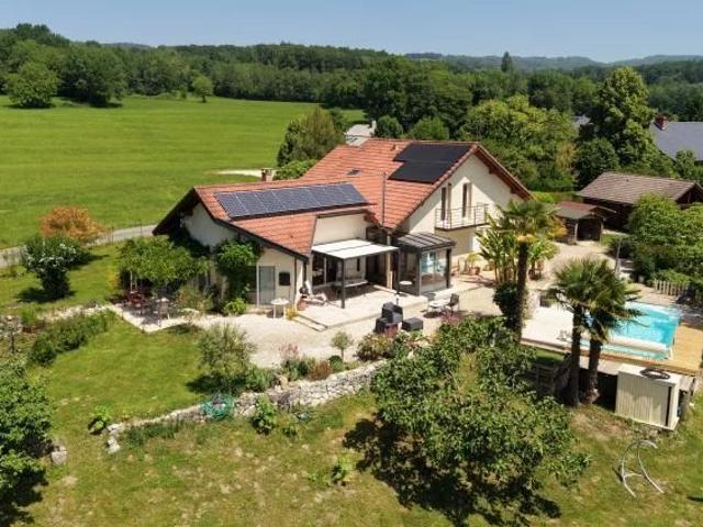 Maison dans un écrin de verdure avec vue montagne sur 2800m2 au