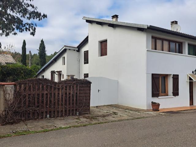 MAISON DANS UN HAMEAU