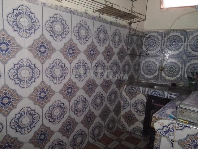 Maison dans une rue où passent les voitures