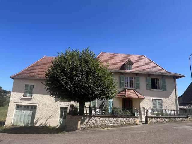 Maison dans village avec 2 logements cour, jardin, dépendanc. 224m² Saint Christophe En Brionnais