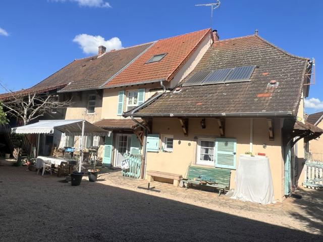 Maison dans village avec commerce de première nécessité