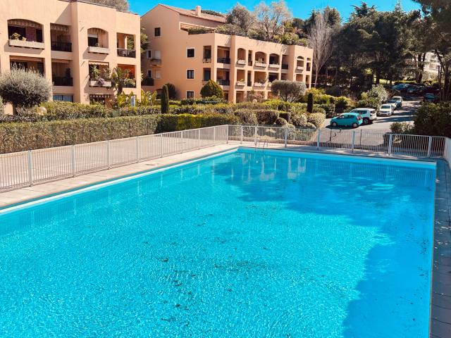 Maison dans domaine privé avec piscine et tennis