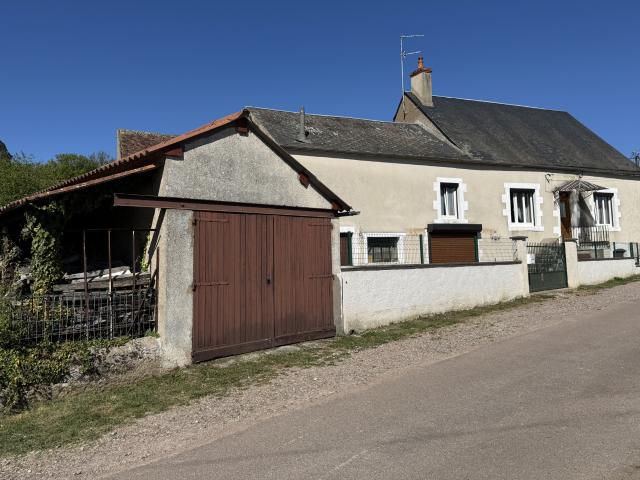 MAISON DANS JOLI VILLAGE PROCHE RIVIERE ET CANAL