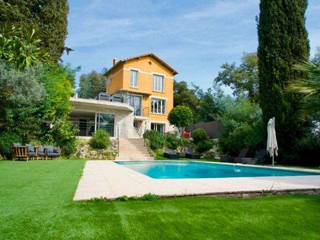MAISON DANS LA VERDURE AU CALME