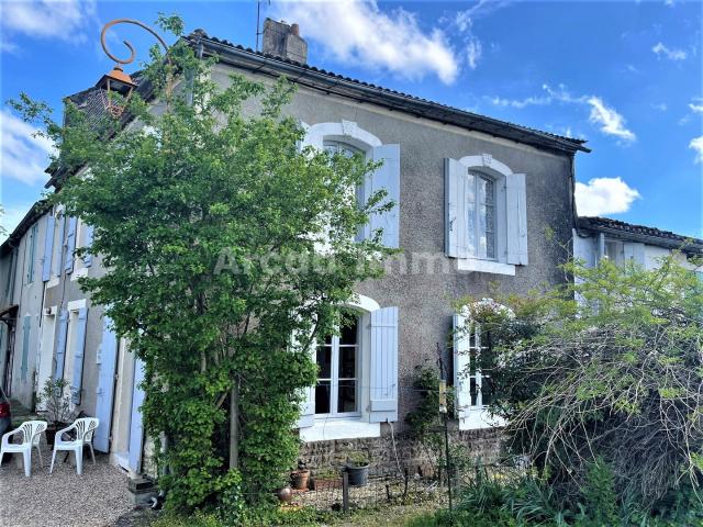 Maison dans le bourg, 3 chambres, 2 salles de bains, petit garage, terrain de 200 m2 non attenant