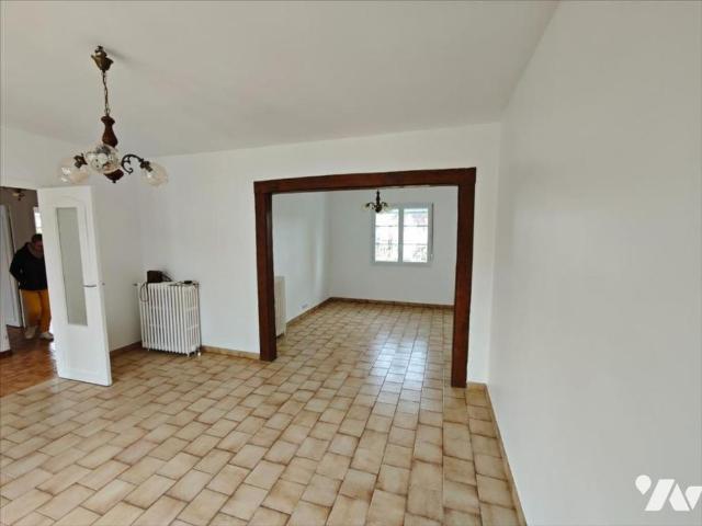 Maison dans petit village avec commerçants à proximité
