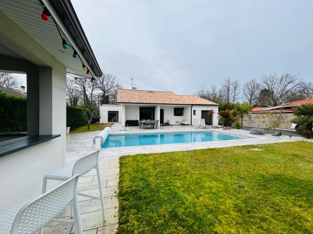 Maison d'Archi de 213m2 avec piscine Saint Jean d'Illac centre