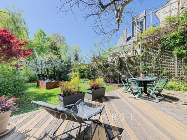 Maison d'architecte – 316 m² habitables – Dépendance indépendante – Piscine intérieure – Sous sol total – Jardin paysagé de 800 m²