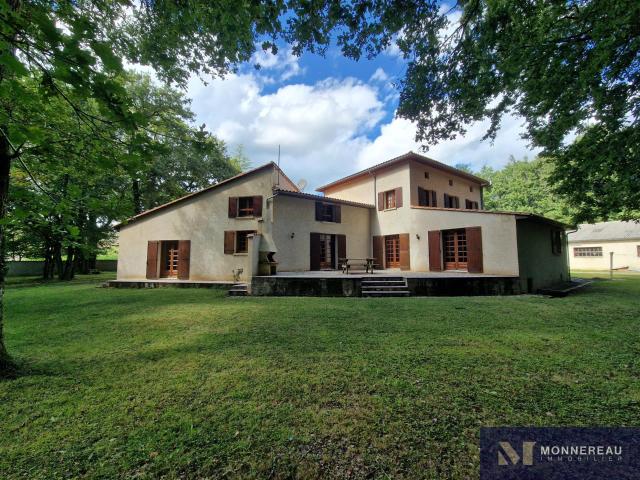 Maison D'architecte 316m² Montmoreau Saint Cybard