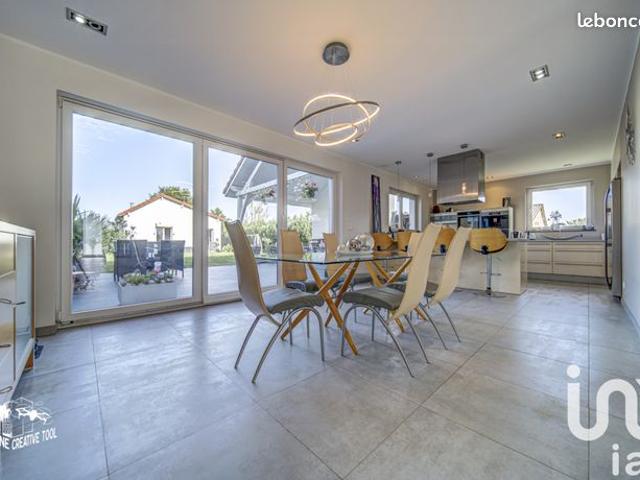 Maison familiale 5 pièces 271 m²