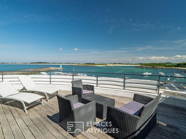 Maison d'architecte ancrée face à la mer