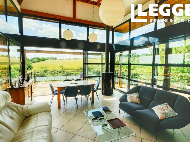 Maison d'architecte atypique, avec vue panoramique sur la vallée. Gîte et cabinet indépendant