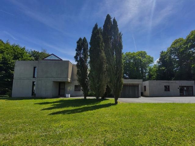 Maison d'architecte au bourg de SCAER