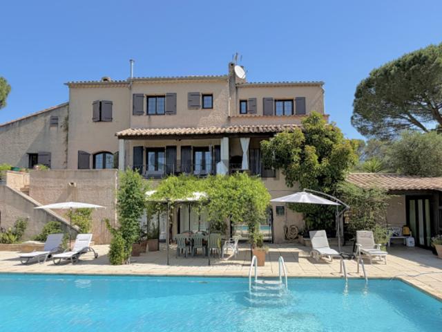 Maison d'architecte avec vue dominante, piscine et dépendanc