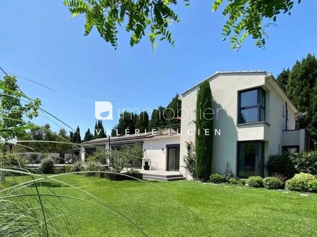 Maison d'architecte avec vue sur les Alpilles