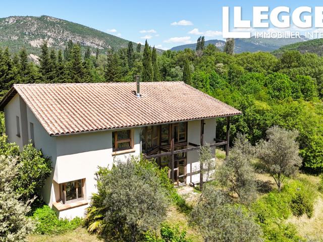 Maison d'architecte avec grand séjour lumineux, 4 chambres et garage, sans vis à vis, sur un terrain de 3200m²