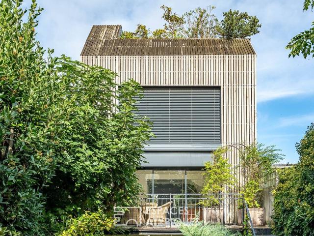 Maison d'architecte avec jardin et toit terrasse vue Tour Eiffe
