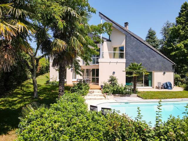 MAISON D'ARCHITECTE AVEC PISCINE DANS UN ENVIRONNEMENT PRIVILEGIE AUX PORTES DU MANS