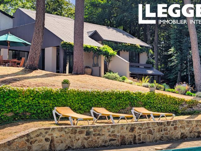 Maison d'architecte avec piscine, gîte à aménager et terrains constructibles près de Limoges