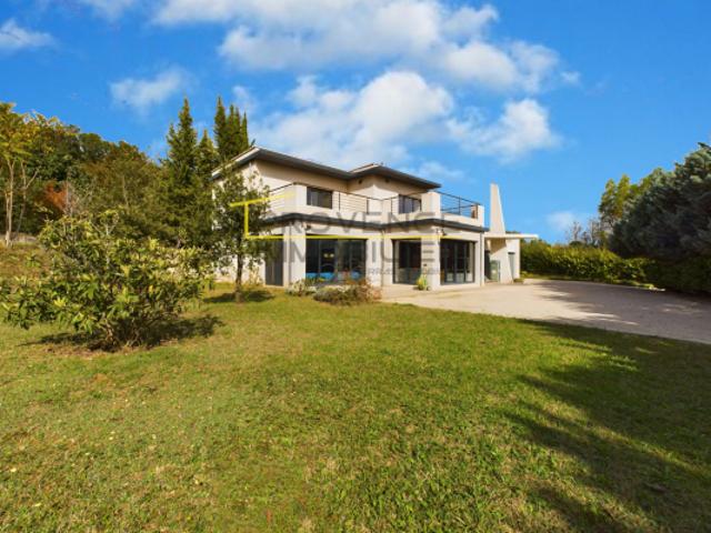 Maison d'architecte avec piscine intérieure et terrain 2 300