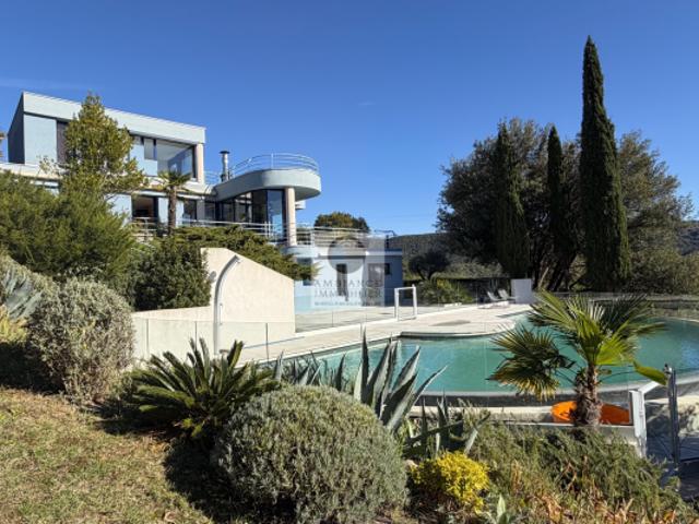 Maison d'architecte avec superbe vue