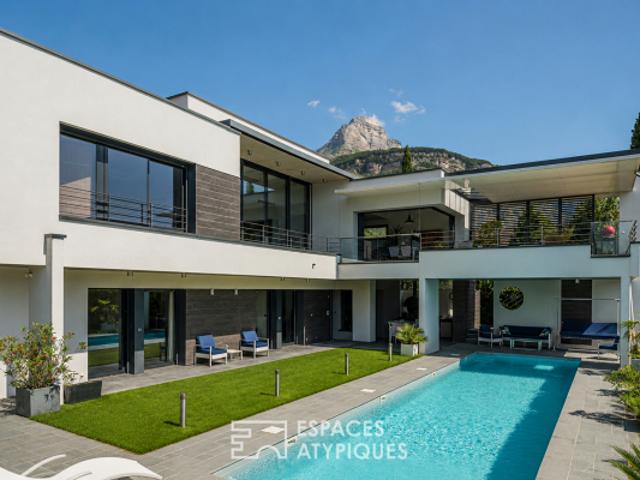 Maison d'architecte: Grand angle et transparence face aux montagnes