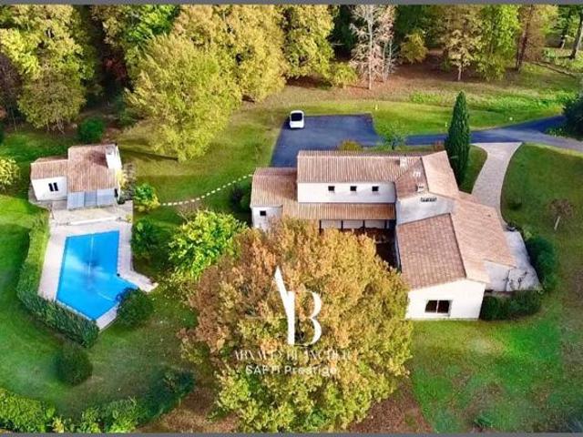 Maison d'architecte, grand séjour, 6 chambres + bureau, 2 sdb, garage, piscine chauffée et pool house