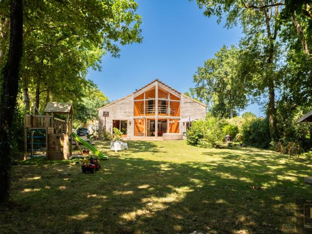 Maison d'architecte dans son écrin de verdure