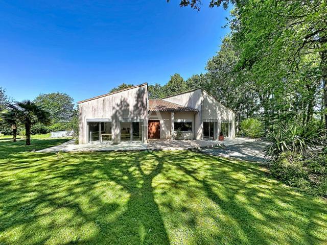 Maison d'architecte de 1984 180 m² Propriété boisée aux portes de VIHIERS 49310