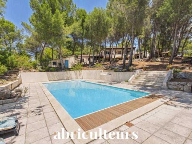Maison d'architecte de 257 m² avec piscine et jardin arboré de 4 000 m² en vente à Ventabren 13122