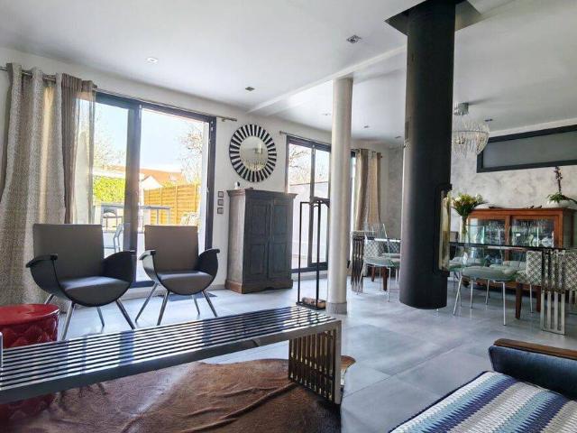 Maison d'architecte de standing – 8 pièces – Jardin – Garage