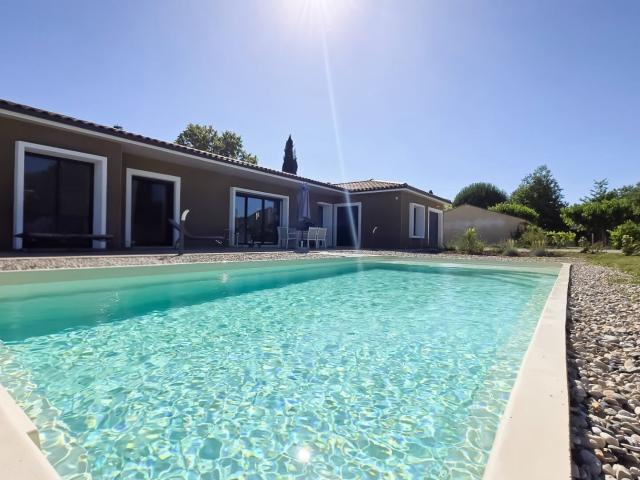 Maison d'architecte de plain pied avec piscine dans un cadre. 150m² Gaillac