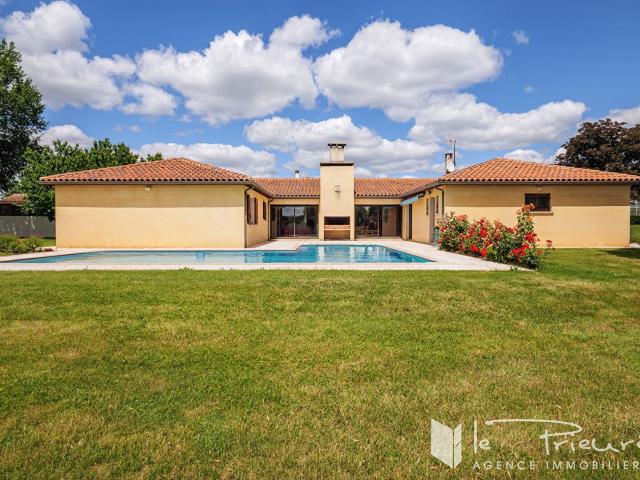 Maison d'architecte de plain pied avec piscine et grands vol. 186m² Lescure d'Albigeois