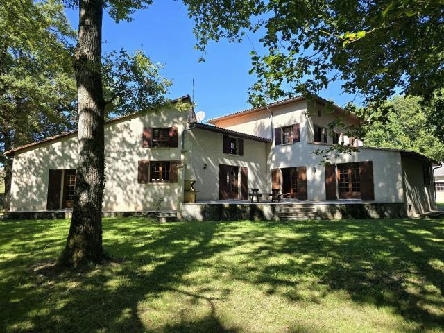Maison d'architecte et son immense hangar 315m² Montmoreau Saint Cybard