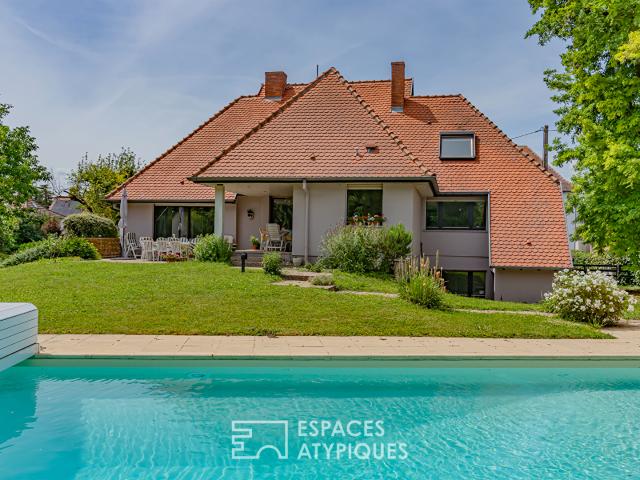 Maison d'architecte et son jardin arboré avec piscine