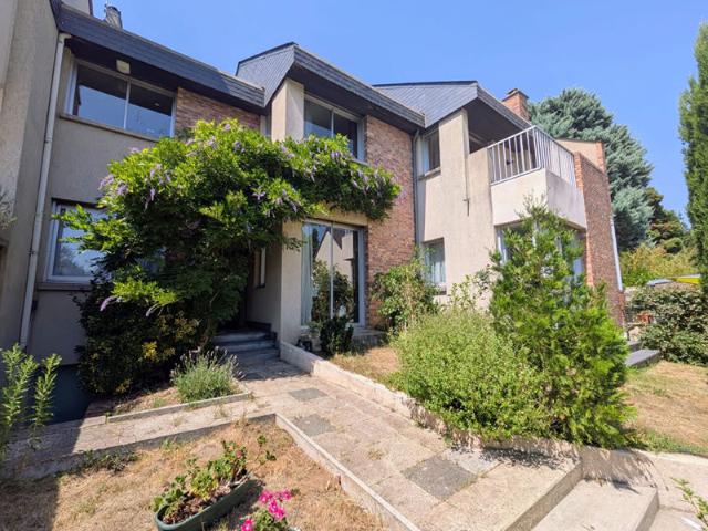Maison d'architecte familiale de 170 m² avec jardin, terrasses et double garage dans un quartier résidentiel recherché
