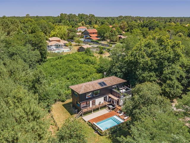 Maison d'Architecte inversée avec vue canopée