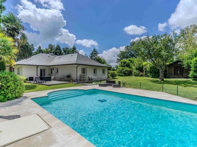 Maison d'architecte sur son parc arboré, piscine et dépendance