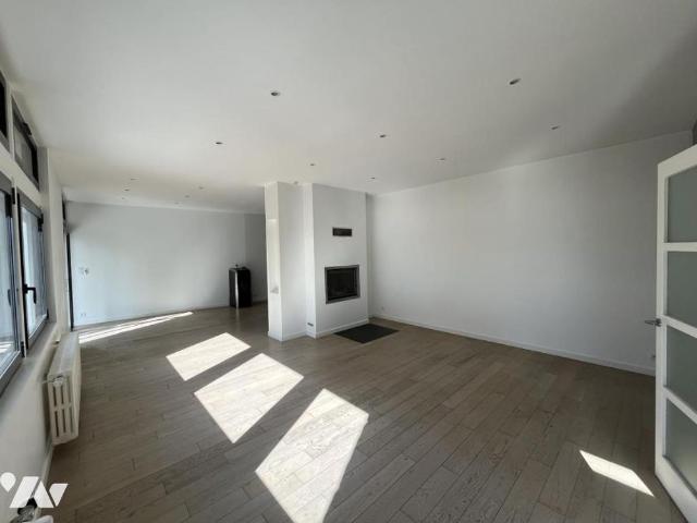 Maison d'architecte sur un jardin de 2749m² offrant 4 chambres