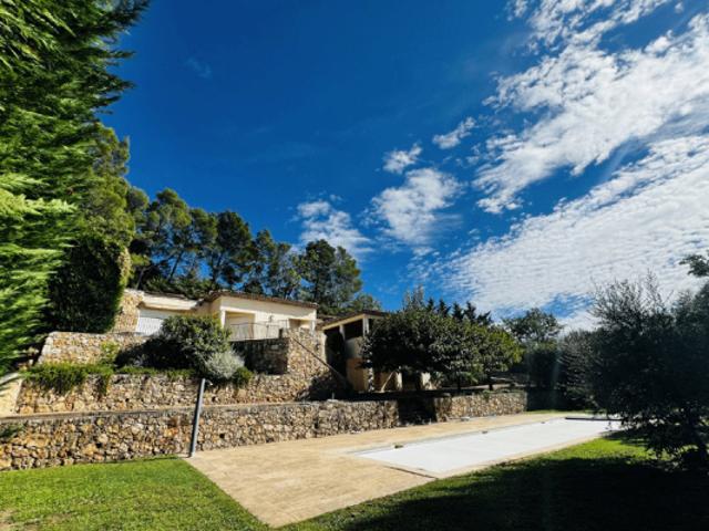 Maison d'architecte, sur 5800m2 de terrain, 275m2 habitables, en parfait état, 4 chambres, belle vue, piscine, double garage, à vendre, à Fayence