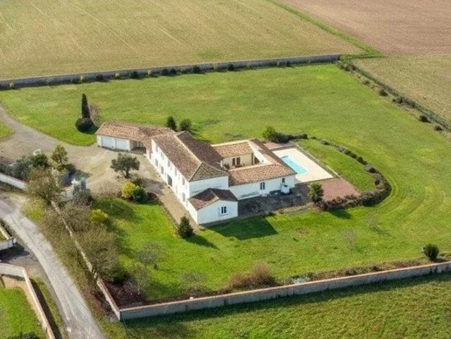 Maison d'architecte, piscine et vue dégagée