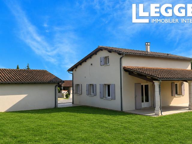 Maison d'artisan de 2007 avec terrasse couverte, double garage et jardin clos de 1 176 m²