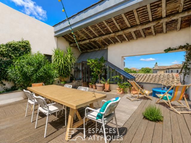 Maison d'artiste au coeur de l'Isle sur la Sorgue avec habitation, atelier et terrasse