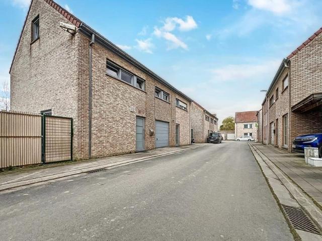 Maison deux facades à vendre pour 345000 euro avec 4 chambres à coucher