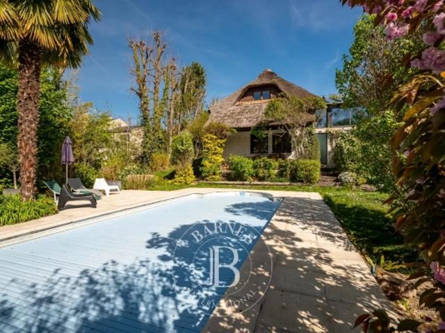 MAISON D'EXCEPTION 270m², 6 CHAMBRES, JARDIN DE 1 350m² Charmante chaumière, située dans un cadre verdoyant et paisible de Saint Cucufa
